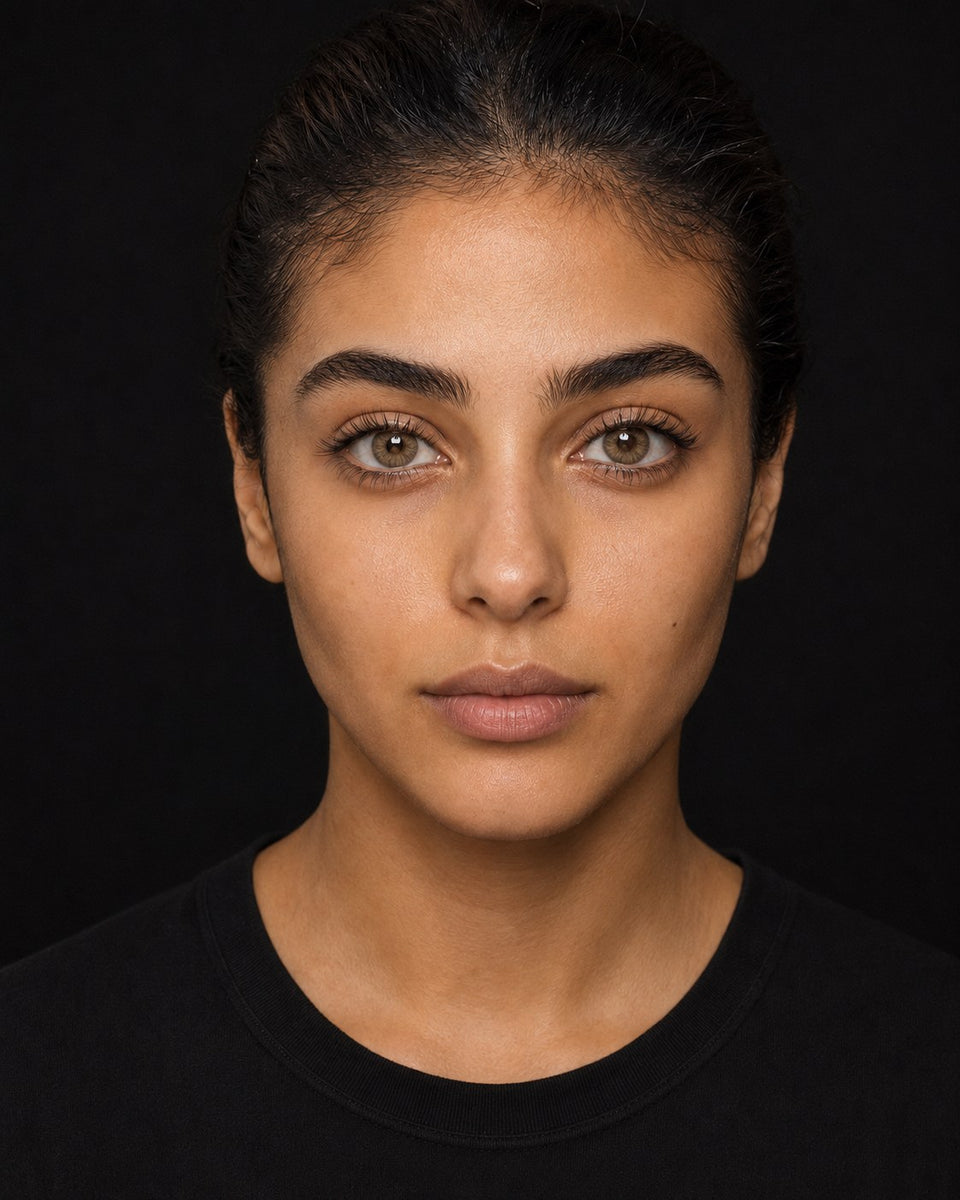 Bella Cova coloured contact lens worn by a model